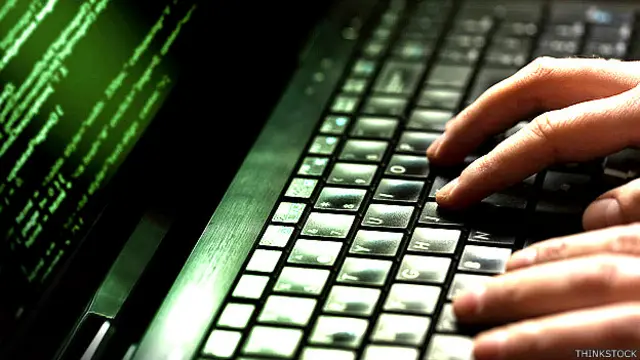 Usuario usando un teclado de computadora