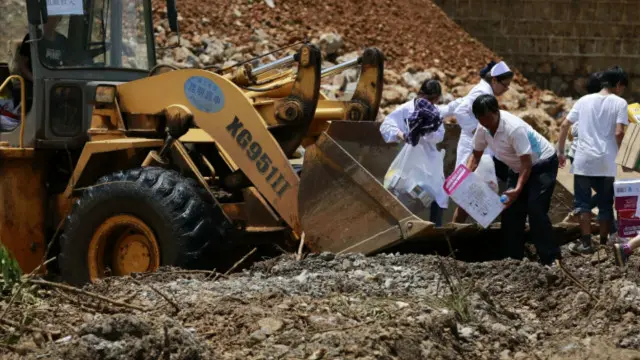 雲南昭通市魯甸縣6.5級地震造成的死亡人數超過四百，在震區形成的堰塞湖的上下游已經疏散了數千人避險。