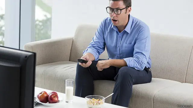 Мужчина в шоке смотрит теленовости