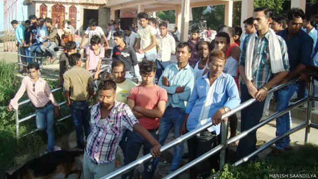 पटना के पशुप्रेमी प्रवीण के जानवरों को देखने आए लोग