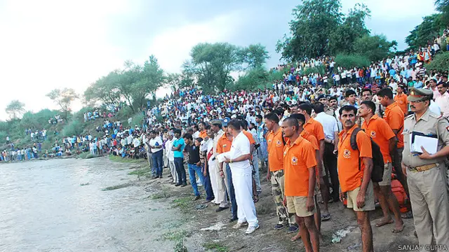 جائے حادثہ پر مقامی افراد کے علاوہ وارانسی اور مرزاپور اضلاع کے حکام بھی موجود ہیں