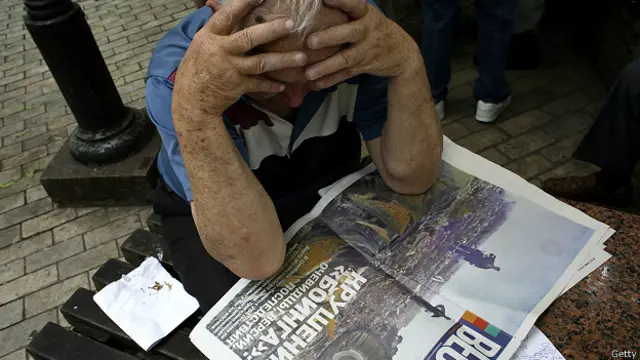 Мужчина склонился над статьей о сбитом лайнере