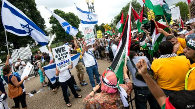 En Washington hay manifestaciones de apoyo a uno y otro bando.