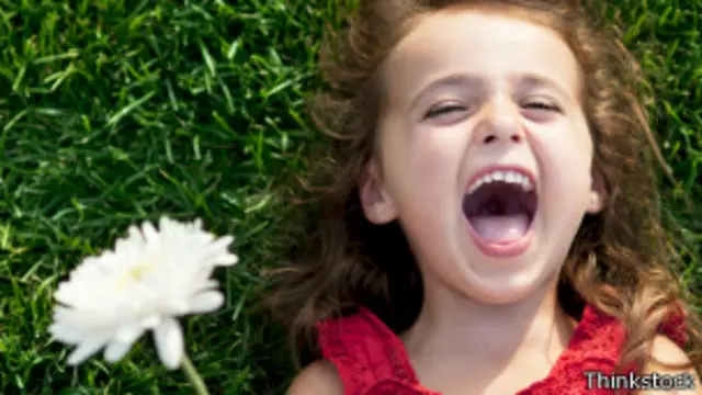 Niña riendo