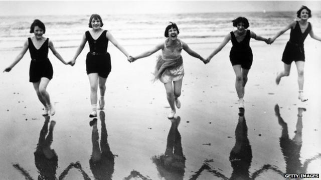 jóvenes sonrientes en la playa