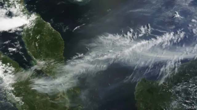 دود حاصل از آتش زدن عمدی جنگل طبیعی برای کاشت نخل روغنی بجای آن در سوماترا