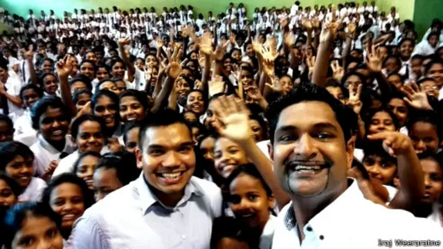 මන්ත්රී නාමල් රාජපක්ෂ සහ ගායක ඉරාජ් වීරරත්න විශාකා විද්යාලයේදී