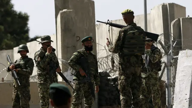 Militares afegãos próximo à academia militar de Camp Qargha (foto: Reuters)