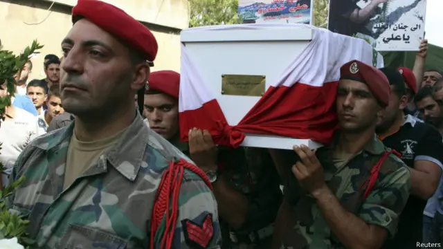 قالت مصادر عسكرية إن 16 جنديا قتلوا في الاشتباكات مع المسلحين منذ بدئها السبت الماضي.