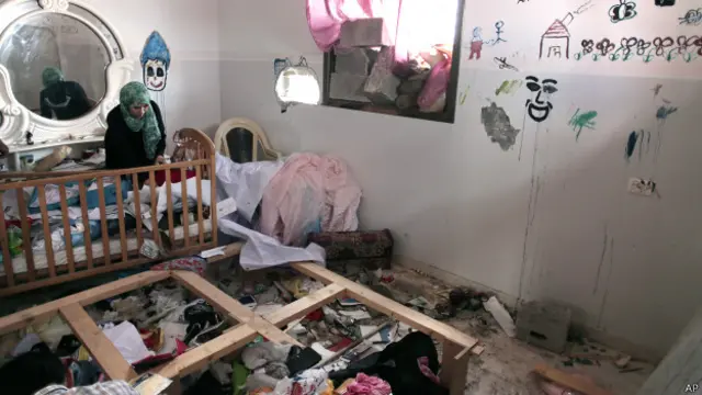 ग़ज़ा के राफ़ा इलाके में संघर्ष विराम के बाद घर वापस लौटी एक महिला, 5 अगस्त