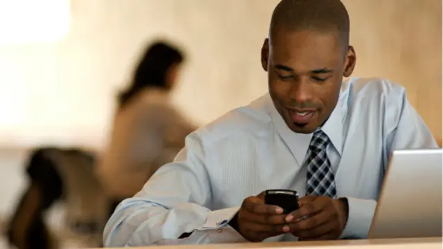 Homem ao computador (ThinkStock)