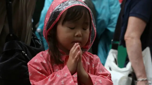 紀念儀式上的女孩在祈禱(06/08/2014)