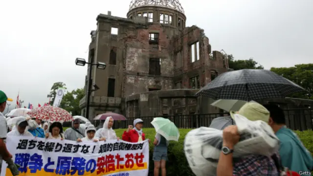 一些反戰和反核人士拉起橫幅在廣島和平公園示威(06/08/2014)