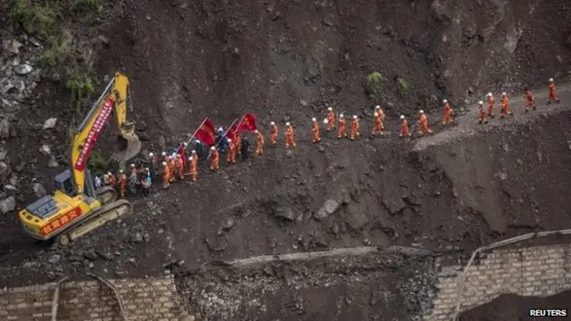 د لویو ډبرو ښویېدو له کبله د بندو شویو لارو د پرانیستلو هڅې کېږي