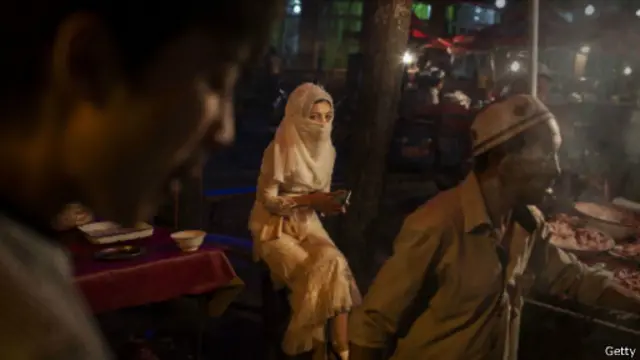 برخی از زنان در استان سنكیانگ ترجیح میدهند با پوشش اسلامی در انظار عمومی ظاهر شوند