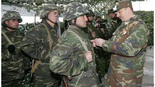 Prezident İlham Əliyev hərbi təlimlərdə iştirak edərkən.