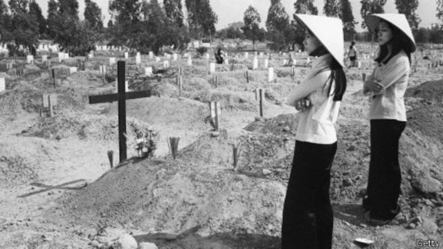 Trước mộ thân nhân ở nghĩa trang Biên Hòa 29/04/1975