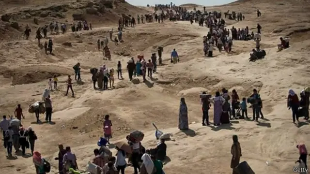 حکومت وايي، د هوا له لارې یې بې ځایه شویو ته ۷۷ ټنه خوراکي توکي او د څښاک اوبه رسولي.