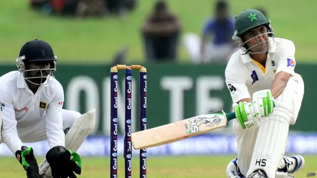 یونس خان ایک بیٹسمین ہیں جو ذمہ دارانہ بیٹنگ کر رہے ہیں