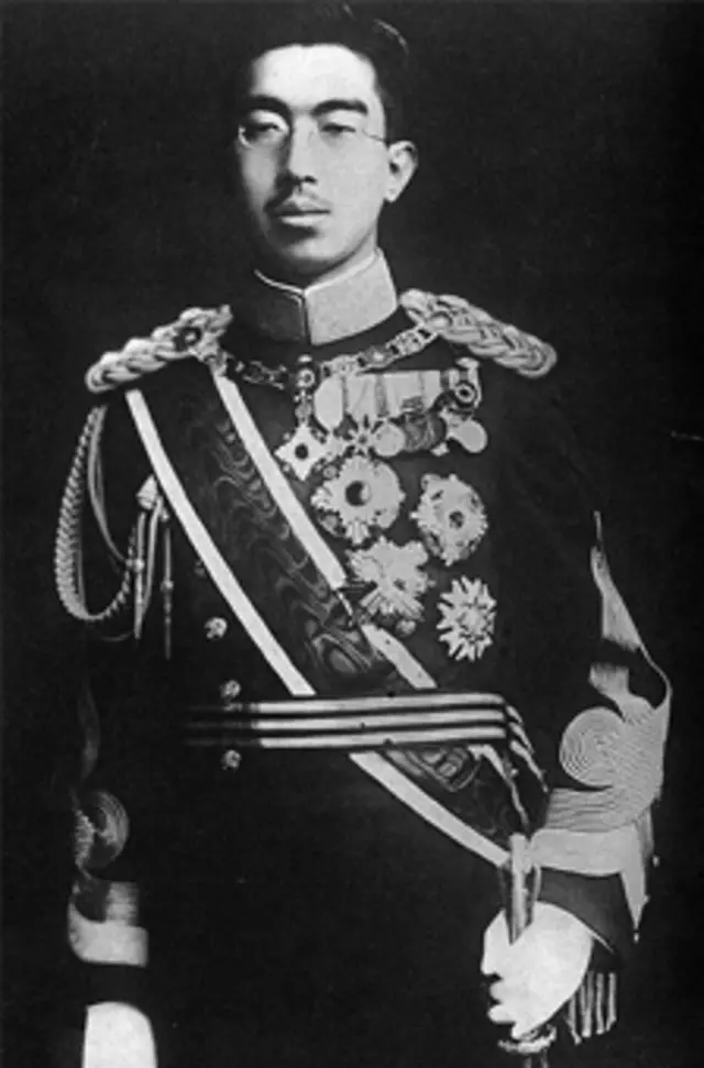 امپراتور هیروهیتو شکست را پذیرفت چون جان مردم را مهمتر از پاسداری سنتهای آهنین سامورایی می دانست