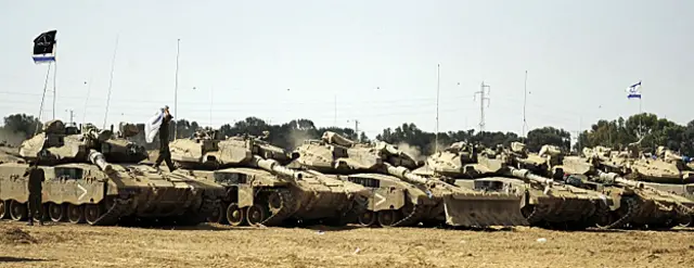 سرباز اسرائیلی با شال مذهبی روی تانک‌ها قدم می‌زند - عکس از خبرگزاری فرانسه