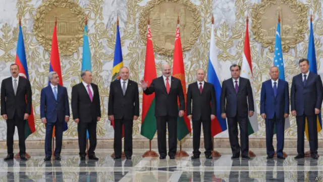 Лидеры стран СНГ на саммите Содружества в Минске в октябре 2013 года