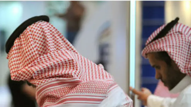 د سعودي عربستان نارینه وګړي د دولت له اجازې پرته له بهرنیو مېرمنو سره واده نه شي کولی