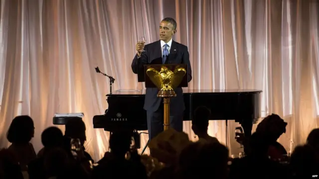 Le président américain Barack Obama porte un toast lors d'un dîner pour les dirigeants africains participant au sommet des États-Unis, le 5 août 2014
