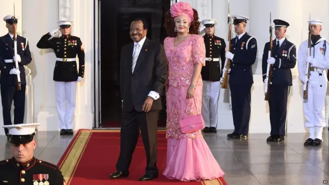 Le président du Cameroun Paul Biya et son épouse Chantal arrivent à la Maison Blanche pour un dîner offert par le président américain Barack Obama et son épouse