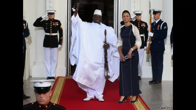 Le président gambien Yahya A.J.J. Jammeh et son épouse Zineb Jammeh, arrivent au portique nord de la Maison Blanche