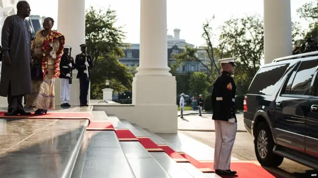 Le président du Ghana John Mahama arrive à la Maison Blanche pour un dîner
