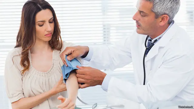 Доктор измеряет давление у пациентки