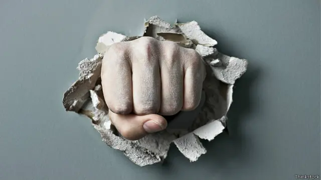 Кулак, пробивающий стену