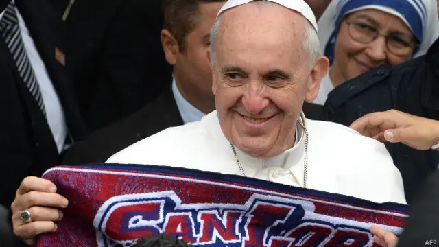 Papa con una bufanda de San Lorenzo