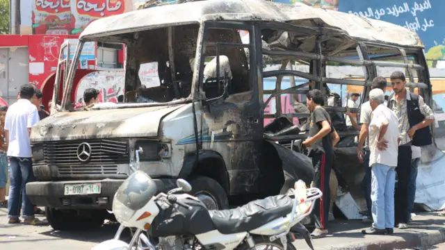 مینی بوسی که در میدان فلسطین در مرکز شهر غزه هدف قرار گرفت