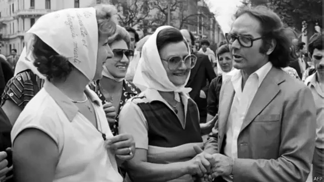 خانم کارلوتو (سمت چپ) سال‌هاست که برای یافتن نوزادان ناپدید شده در آرژانتین تلاش می‌کند