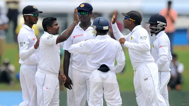 تمام وقت آسمان پر موجود بادل نہیں برسے البتہ سری لنکن بولرز پہلے سیشن میں گرج پڑے