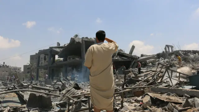 خرابه های مسجد شافعی در غزه که یکی از بزرگ ترین مساجد غزه است و توسط حماس کنترل می شود