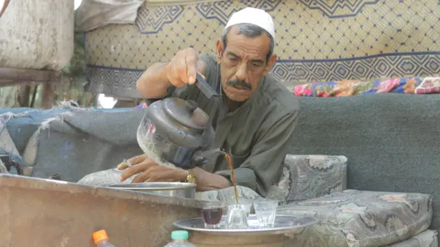 این مرد فلسطینی بعد از این که اسراییل به ساکنان بیت لاهیا در شمال غزه اجازه داد به منازلشان برگردد از مدرسه سازمان ملل به خانه اش برگشت. می گفت ترجیح می دهد در خانه اش کشته شود تا در مدرسه سازمان ملل