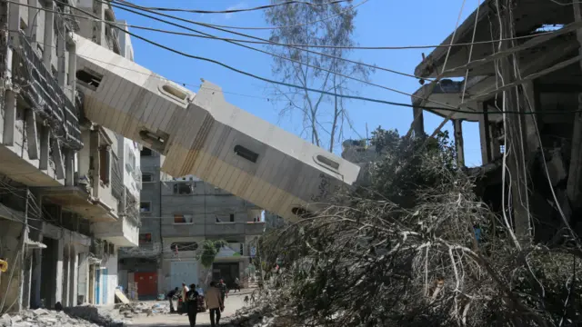 حماس بیشتر مساجد غزه را کنترل می کند. اسراییل می گوید مساجد یکی از مراکز ذخیره اسلحه و مهمات است. فلسطینی ها این اتهام را رد می کنند 