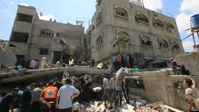 منزل چهار طبقه خانواده البکری حدود یک ربع پس از اعلام آتش بس هفت ساعته در نواحی غربی غزه هدف قرار گرفت. به خانه های مجاور هم آسیب زیادی وارد امد. مردم دنبال اجساد و زخمی ها هستند