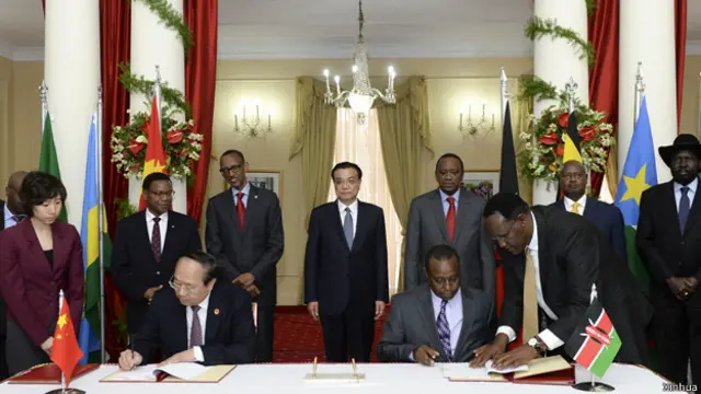 今年5月11日，中国总理李克强与肯尼亚总统肯雅塔以及来自东非其他五国的总统或外长，共同见证了蒙内铁路合作协议的签署。