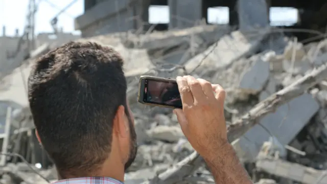 بعد از هر بمباران اهالی در محل بمباران حاضر می شوند و در کنار رسانه ها به عکسبرداری و فیلمبرداری می پردازند