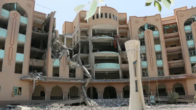 ساختمان ویران شده دانشگاه اسلامی که دانشگاه اختصاصی حماس است. رهبران حماس در این دانشگاه درس می دهند. کادر رهبری آینده حماس هم در این دانشگاه تربیت می شود. اسراییل این نماد قدرت فرهنگی حماس را بمباران کرد