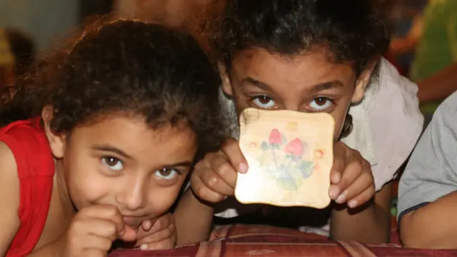  بیش از ۶۰ نفر که اکثر آنها کودک هستند در أپارتمانی بدون اثاثیه در مرکز شهر غزه زندگی می کردند. آنها از بیت حانون در نواحی شمالی غزه فرار کرده بودند