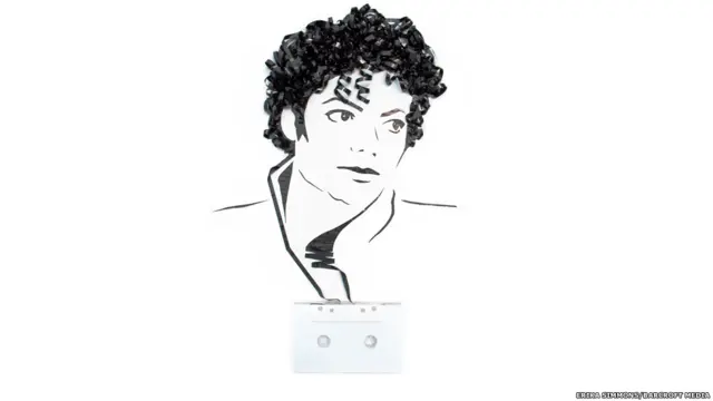 وتتلقى سيمونز، المقيمة في شيكاغو بولاية ايلينوي، أشرطة قديمة من كل أنحاء العالم. في هذه اللوحة، صورة للمغني مايكل جاكسون.