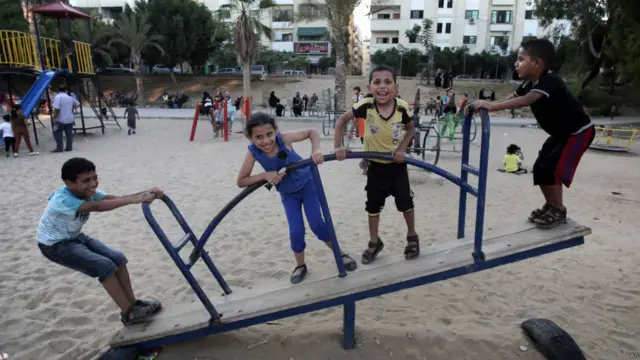 Anak-anak bermain di Gaza