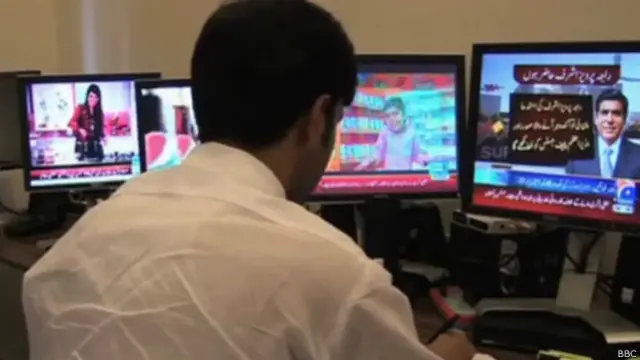 مبصرین پاکستانی میڈیا کو سیاسی بحران کو بڑھا چڑھا کر پیش کرنے کا ذمہ دار قرار دیتے ہیں