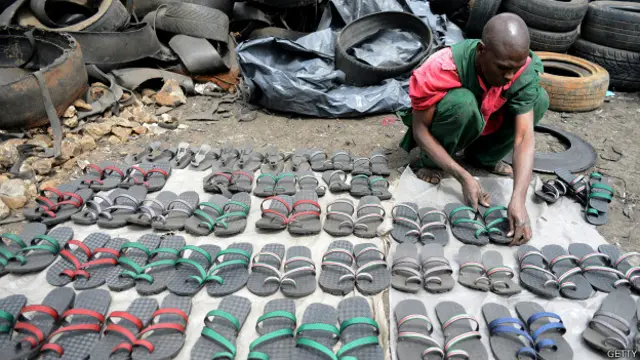 Sandalias hechas con neumáticos usados