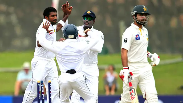 مصباح الحق نے گال کی ’سپن دوست‘ وکٹ کو ذہن میں رکھتے ہوئے ٹاس جیت کر پہلے بیٹنگ کا فیصلہ کیا لیکن دونوں اوپنرز کی جلد پویلین واپسی پر یہ فیصلہ ’بیک فائر‘ ہوتا دکھائی دیا۔